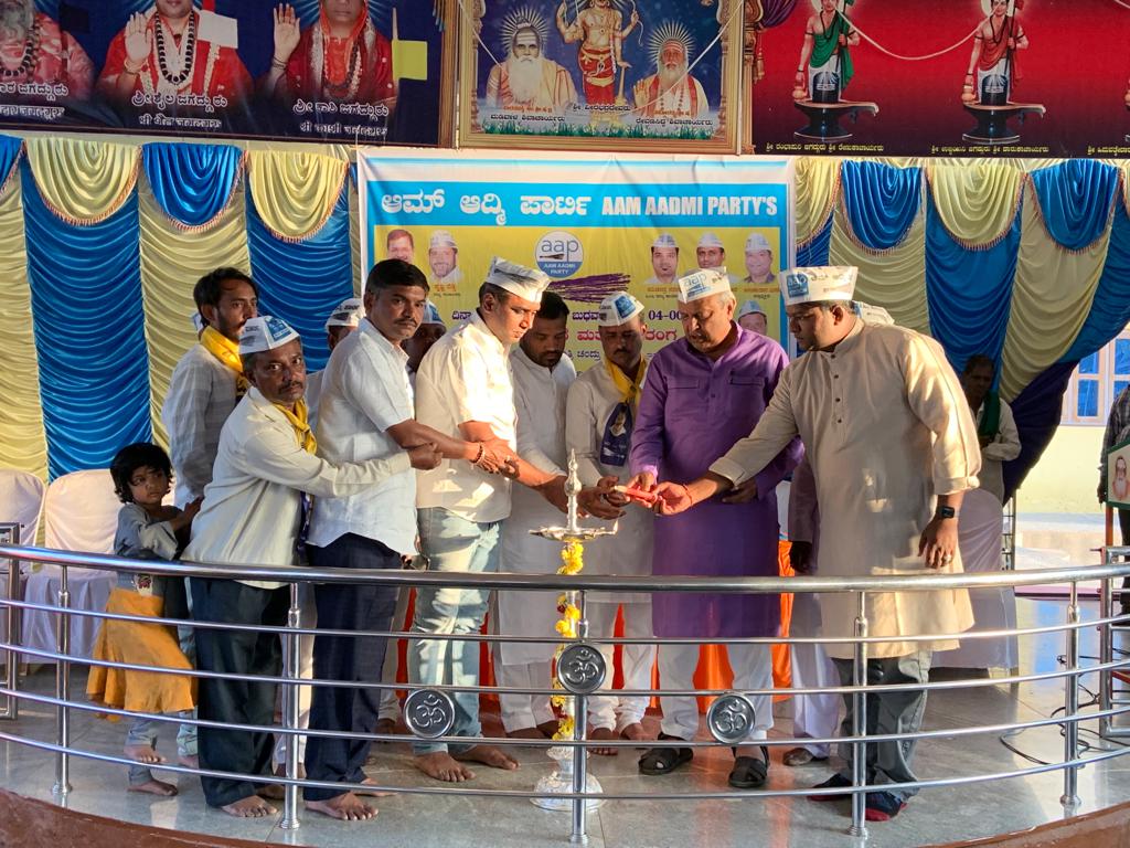 ಪಕ್ಷದ ಕಾರ್ಯಕ್ರಮದಲ್ಲಿ ಹಿರಿಯ ನಟ ಮುಖ್ಯಮಂತ್ರಿ ಚಂದ್ರು ಅವರಿಂದ ಮಠಕ್ಕೆ ಅವಮಾನ