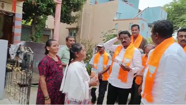 ಮನೆ ಮನೆಗೆ ತೆರಳಿ ಮತಯಾಚನೆ ಮಾಡಿದ ಎಸ್ ಮುನಿರಾಜು